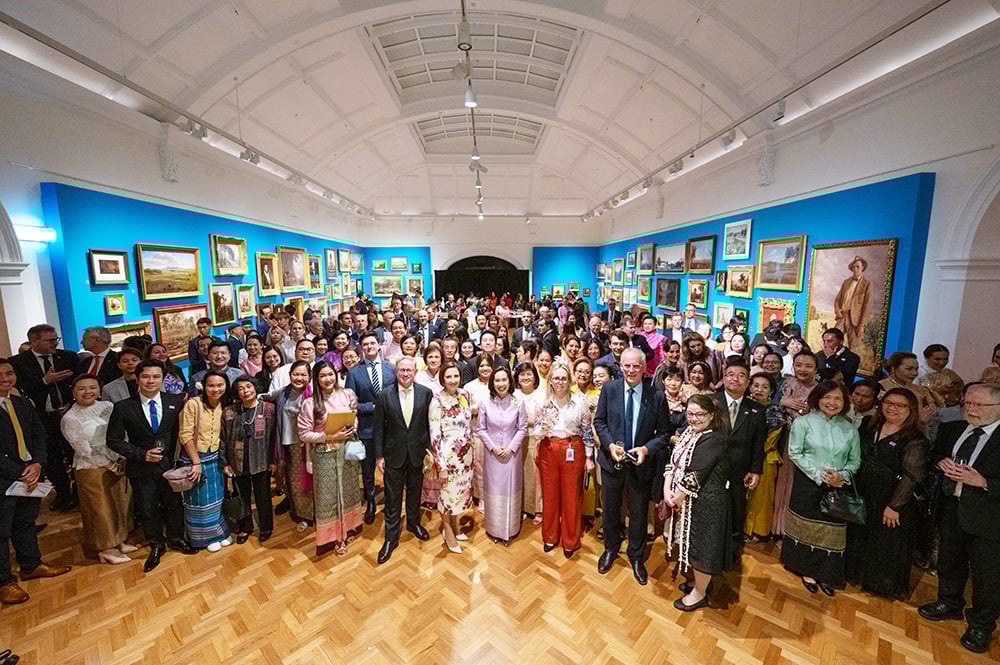 All the attendees at the 2023 Thai National Day event in Sydney, NSW in one of the gallery rooms located in the NSW National Art Museum.