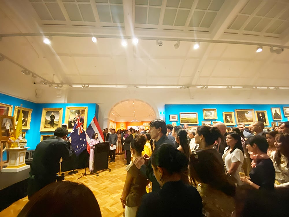 Distinguished guests stand as they listen to a speech in the NSW Gallery at the National Thai Day event to strengthen study and work opportunities in Australia.